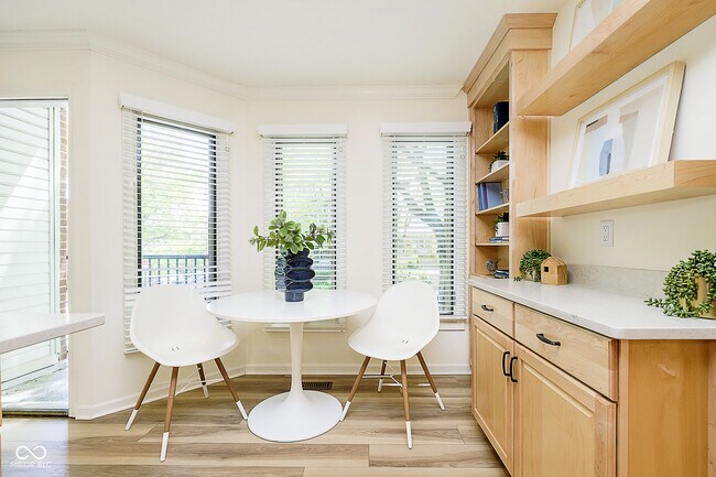 Building Photo - 592 E Vermont St