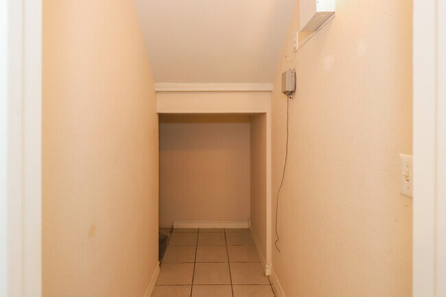 Building Photo - 1000 Ranchway Dr