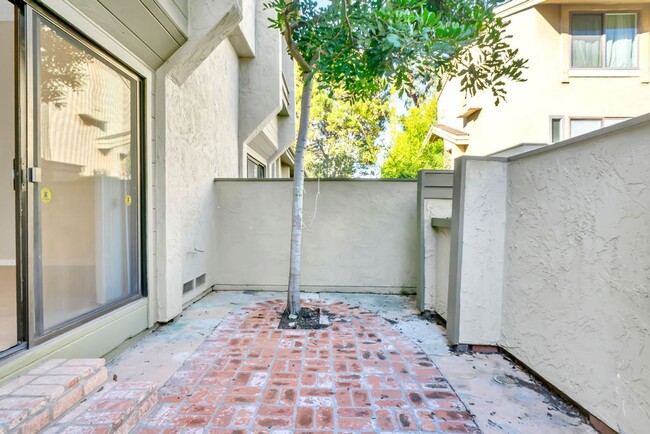 Building Photo - Beautiful townhome in La Jolla!  Three bedrooms plus office/extra bedroom! Available immediately!