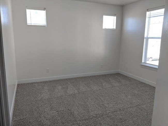 Building Photo - Beautiful 3-Bed Condo – $1,650! Move In by...