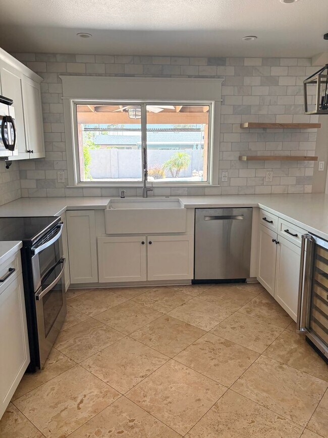 Building Photo - **STUNNING 3 BEDROOM/2 BATHROOM FULLY RENO...