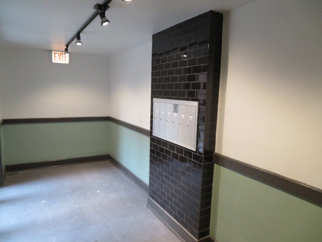 Building Photo - 845-55 W Agatite