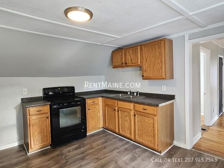 Building Photo - 27 Elm St