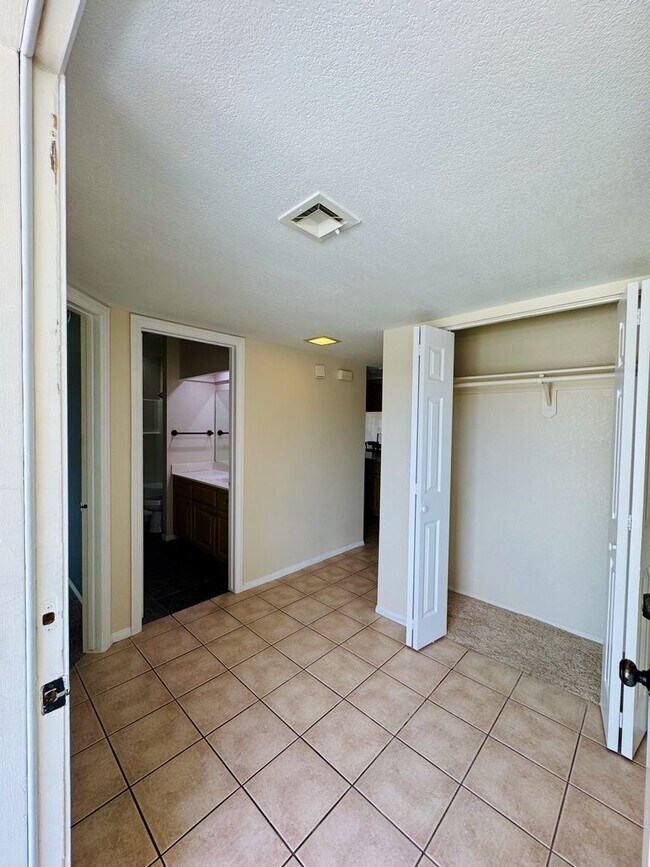 Building Photo - 3-Bedroom Condo with Spectacular Views in ...