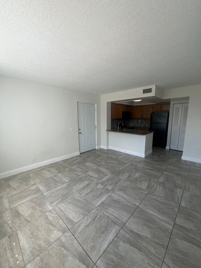 Building Photo - ONE BEDROOM ONE BATHROOM! Pool View! Waterfront Community!