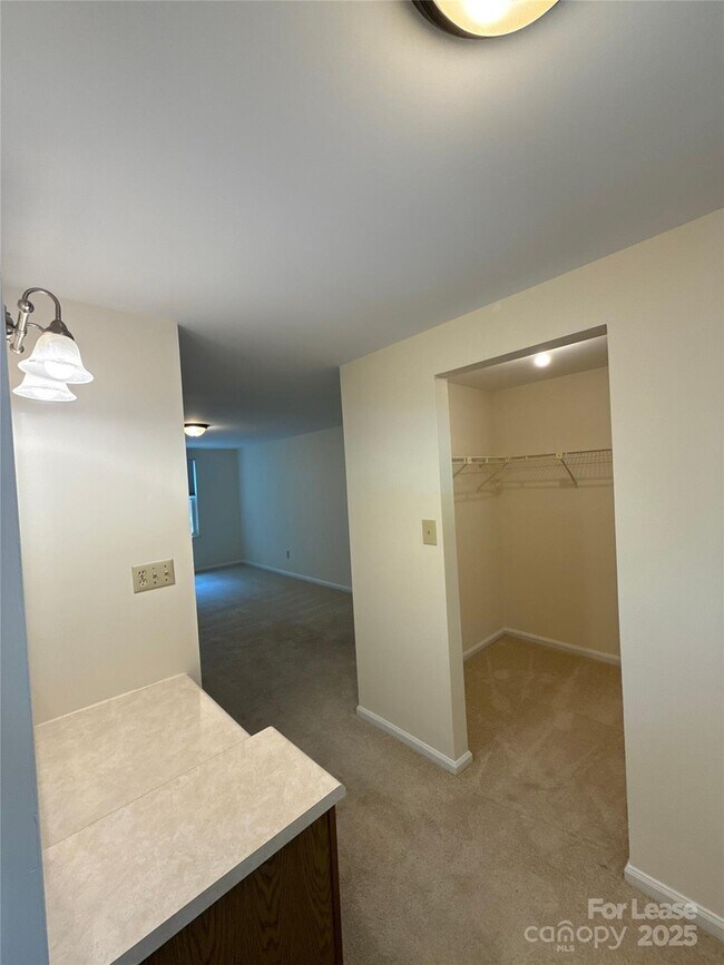 Building Photo - 6616 Wannamaker Ln