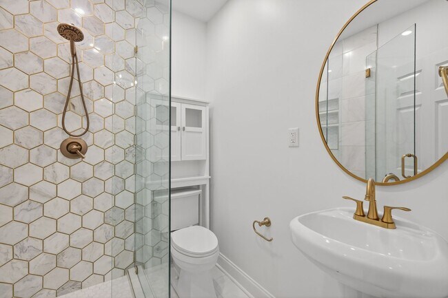 Building Photo - Beautiful 6BR Executive Brentwood Home with Pool