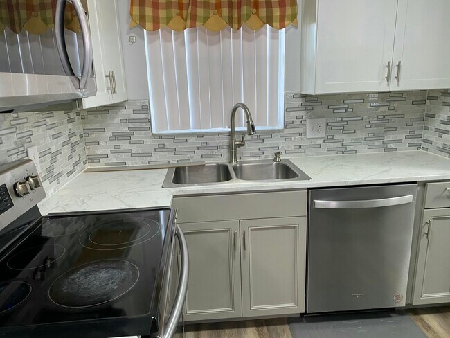 Building Photo - 6890 Royal Palm Blvd