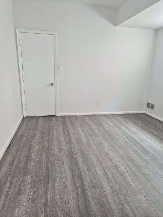 Building Photo - Freshly updated 2-bedroom unit, $1,399.00, Southbridge neighborhood, Wilmington