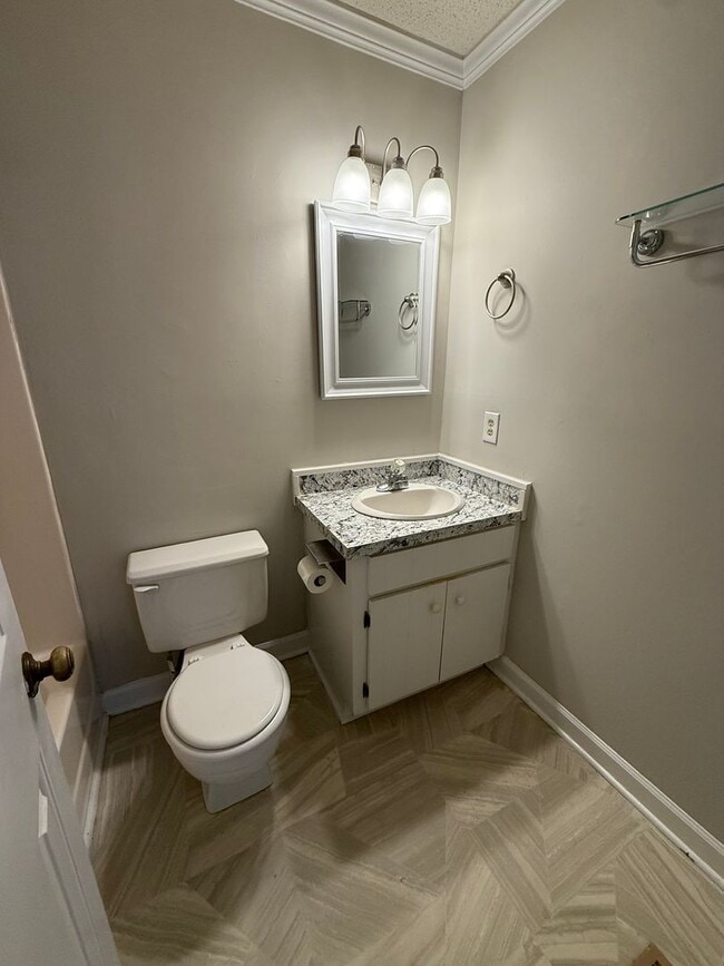 Building Photo - 925 S Hornbeam Dr