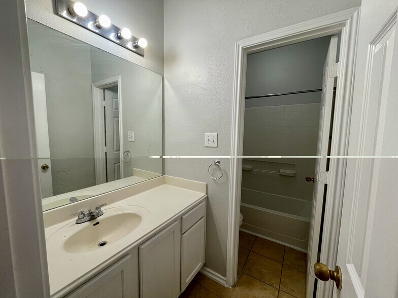 Building Photo - 5003 Gemsbuck Chase