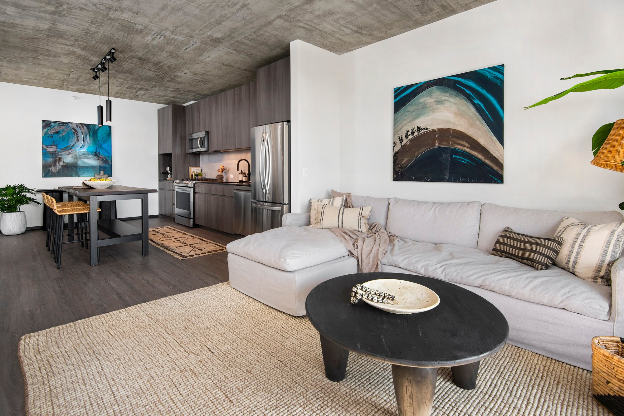 Building Photo - 1431 W Lake St