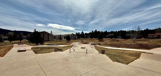 Building Photo - 610 N Coraline St