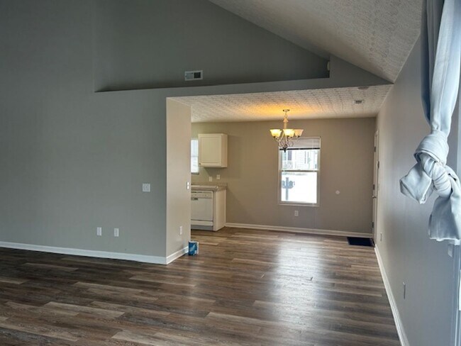 Building Photo - Tates Creek Village. 1st Floor Master BR!  260204