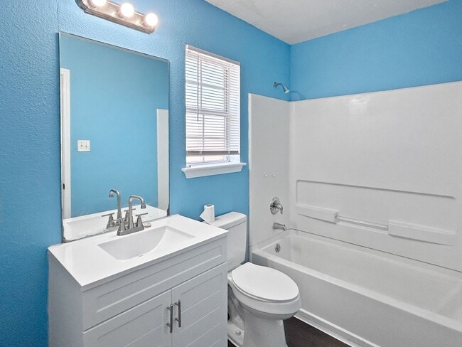 Building Photo - Charming 3 bedroom, 2 bath Home - Jefferso...