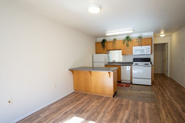 Building Photo - FREE RENT: Top Floor 1Bdr w/Modern Applian...