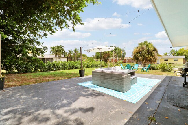 Building Photo - 3539 Everglades Rd