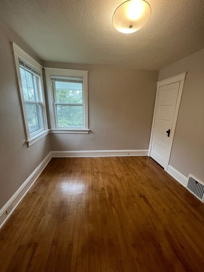 Building Photo - AVAILABLE JUNE - 3 BED 1 BATH NEAR CAMPUS