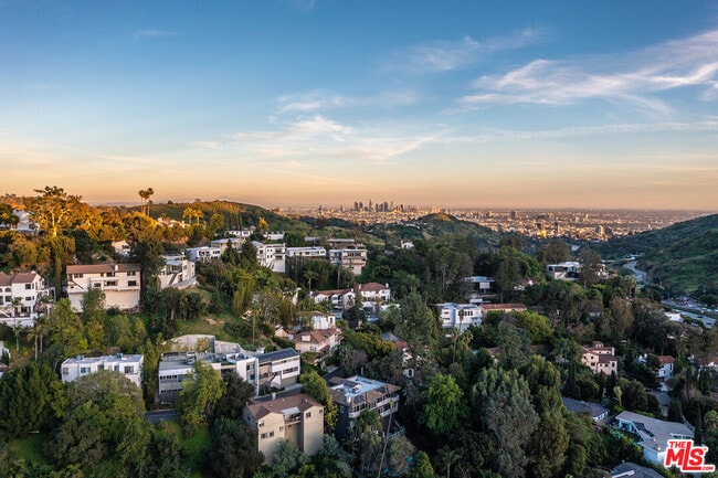 Building Photo - 3323 N Knoll Dr