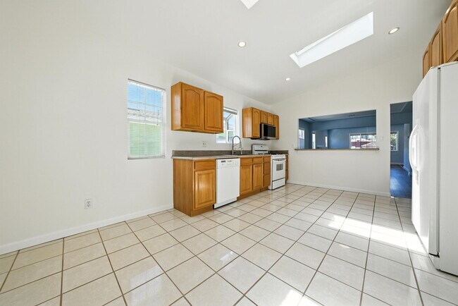 Building Photo - 5530 Laverne Ave