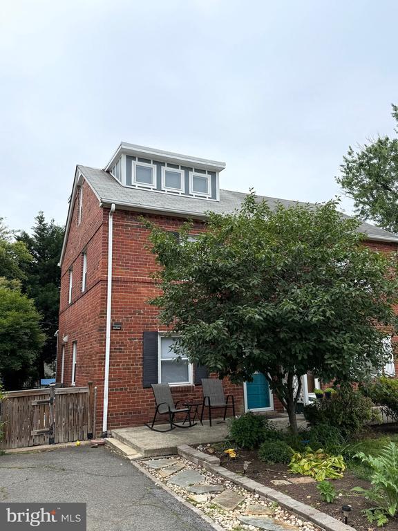 Primary Photo - 819 S Irving St