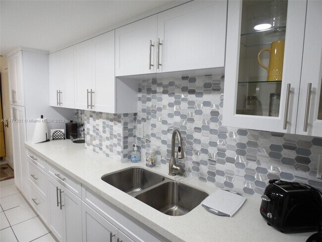 Building Photo - 1623 Collins Ave