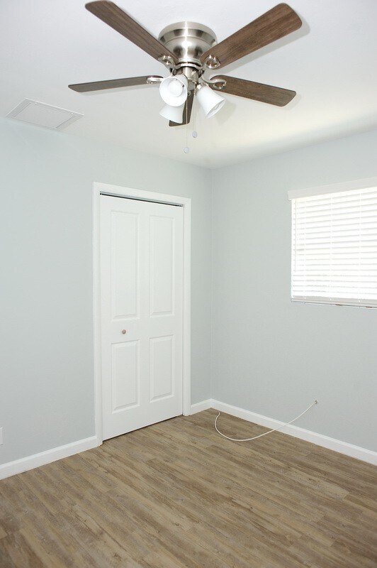 Building Photo - 2 Bedroom Duplex in Naples Park - Annual Rental