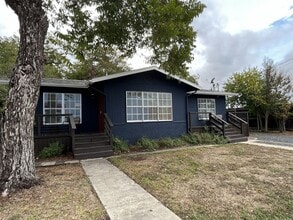 Building Photo - Fully Renovated 2x1 in a fabulous location!