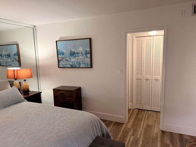 Building Photo - 2651 S Palm Aire Dr