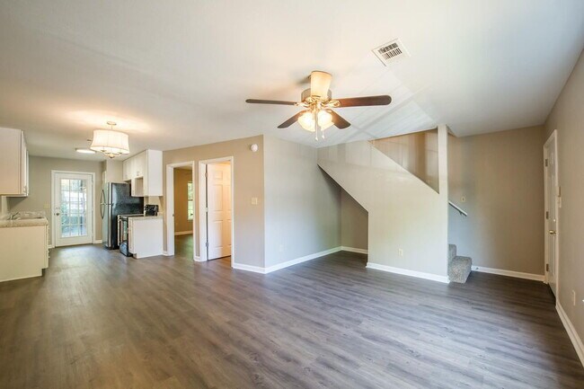 Building Photo - Gorgeous 4 BR 3 BA Town House Right By FSU and TCC!