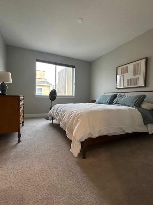 Building Photo - Beautiful 2 Bed + Office + 2.5 Bath home i...