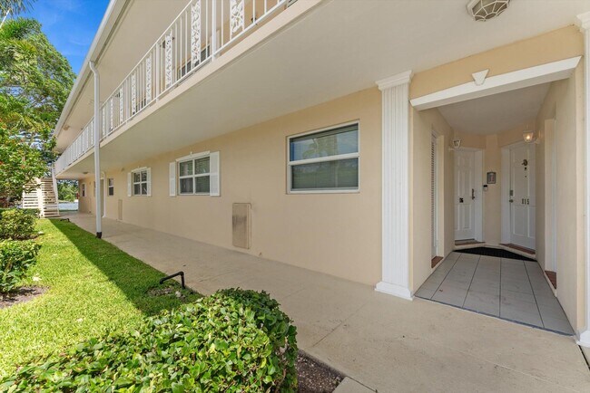 Building Photo - 478 Tequesta Dr