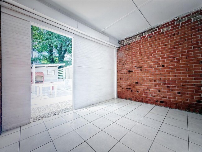 Building Photo - 137 Kimberly Way SW
