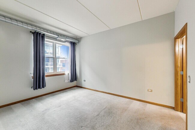 Building Photo - 873 N Larrabee St