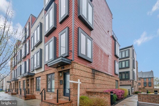Building Photo - 601 N Henry St