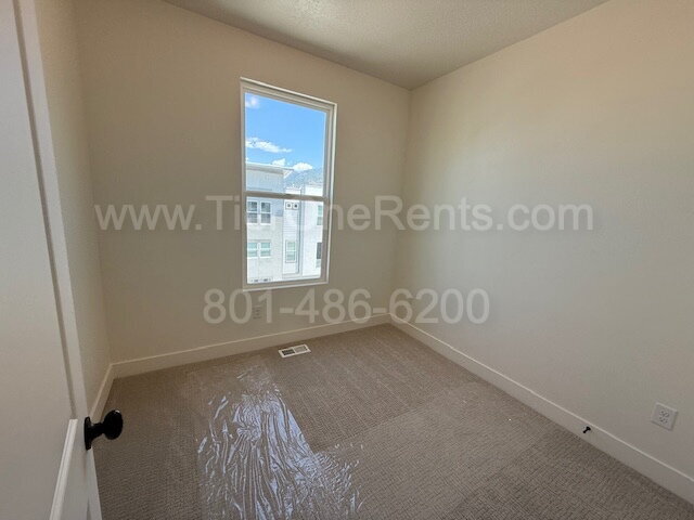 Building Photo - NO DEPOSIT option available for qualified ...