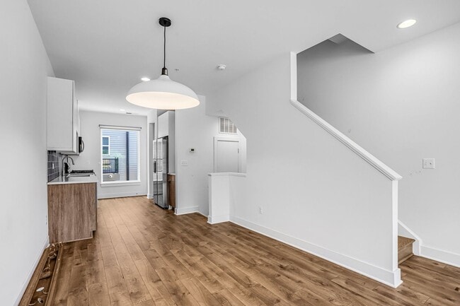 Building Photo - Spacious 4-level Home| 3 bedrooms + Garage parking!