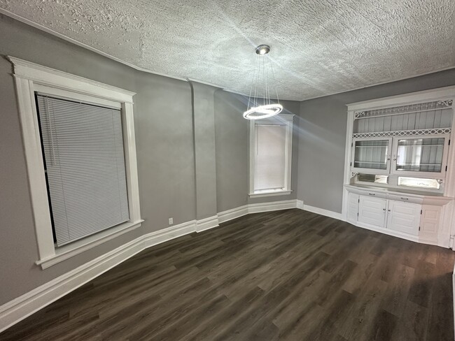 Building Photo - 6426 S Ingleside Ave