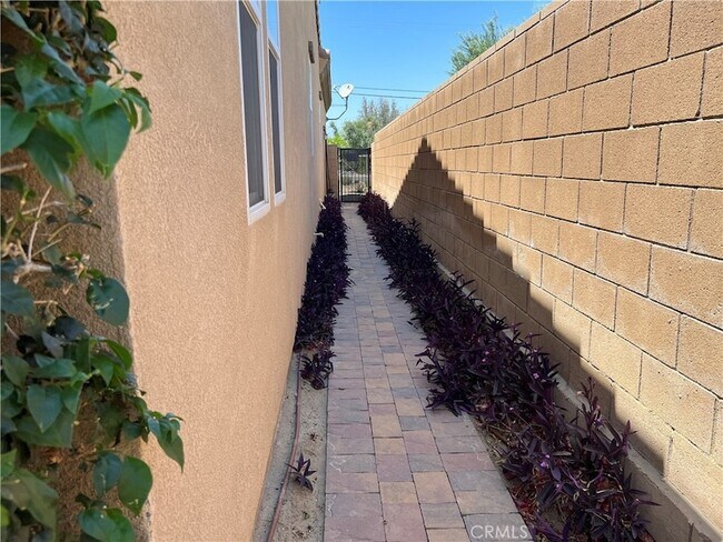 Building Photo - 77184 California Dr