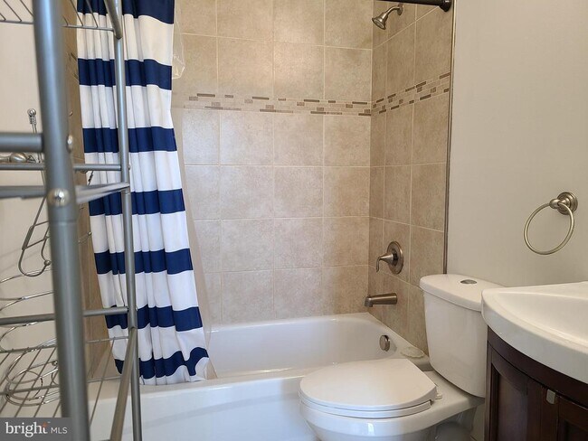 Building Photo - 250 S Washington St