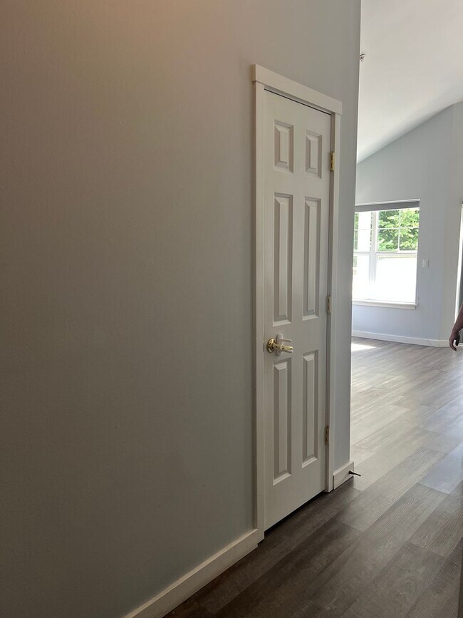 Building Photo - Top Floor! Vaulted Ceilings, Fireplace, LV...
