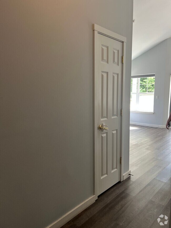 Building Photo - Vaulted Ceilings, Fireplace, LVP Flooring,...