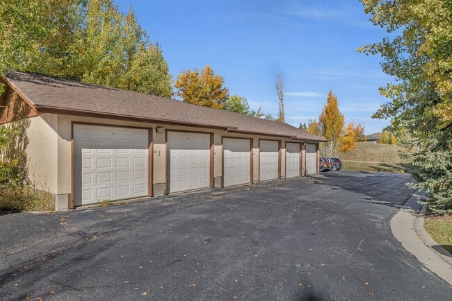 Building Photo - 2 Bed Pinecreek Condo with garage