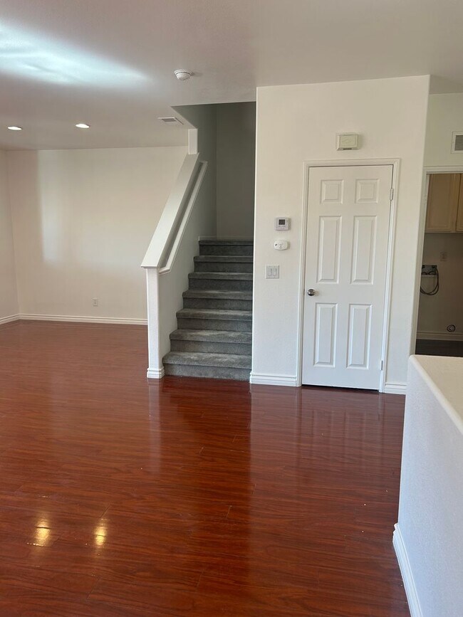 Building Photo - 4BR/2.5BA Townhouse with a view