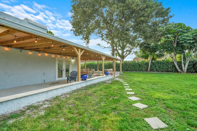 Building Photo - 727 Fernwood Dr