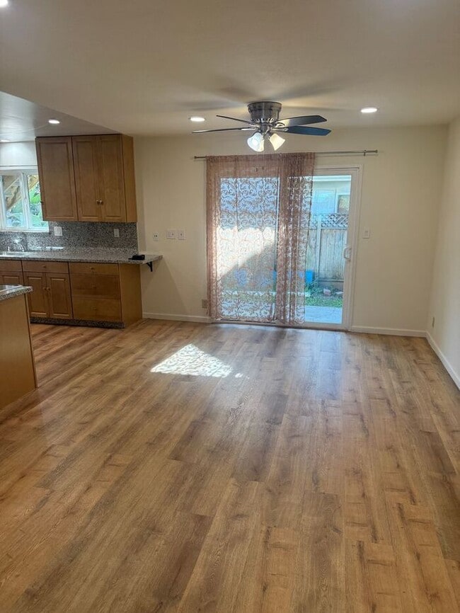 Building Photo - Charming 3 bedrooms 1.5 bath lower level