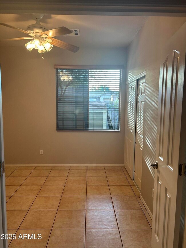 Building Photo - 2111 E Yellowstone Pl