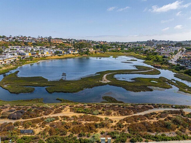 Building Photo - 1 bed/ 1 bath Point Loma condo close to the Bay & Liberty Station!