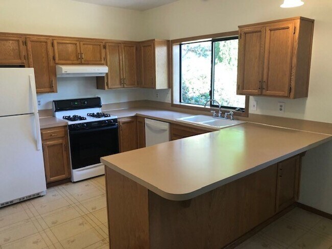 Building Photo - Well Maintained Three Bedroom Home in South Salem