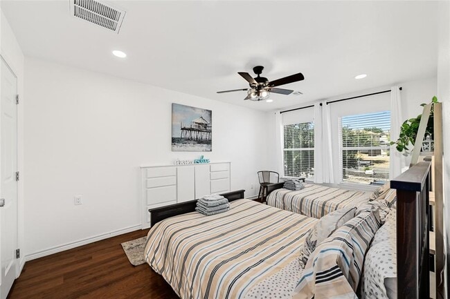 Building Photo - 225 Comanche Ln